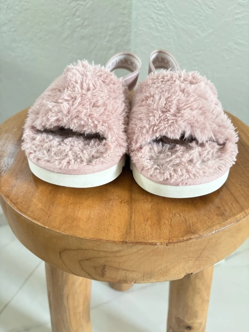 Koolaburra by UGG Pink Fuzzy Slide and cozy Sandals with Elastic Back Strap EUC